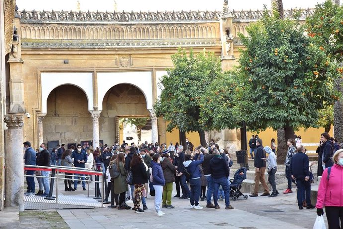 Archivo - Turistas en el Patio de los Naranjos de la Mezquita-Catedral.