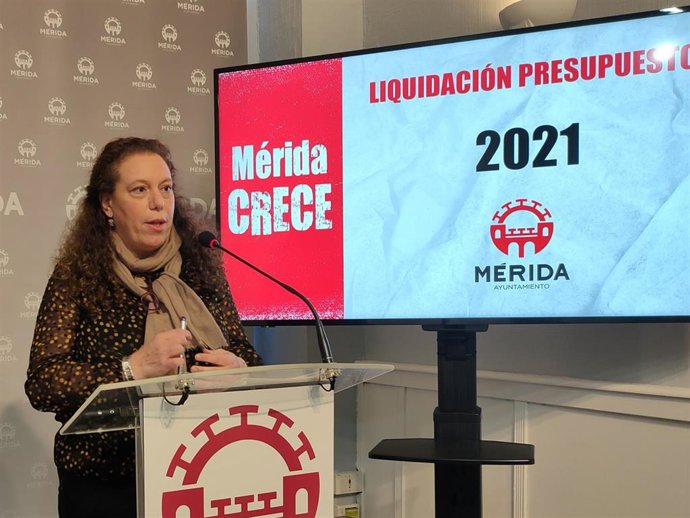 La concejala de Hacienda, Carmen Yáñez, presenta la liquidación del presupuesto de 2021.