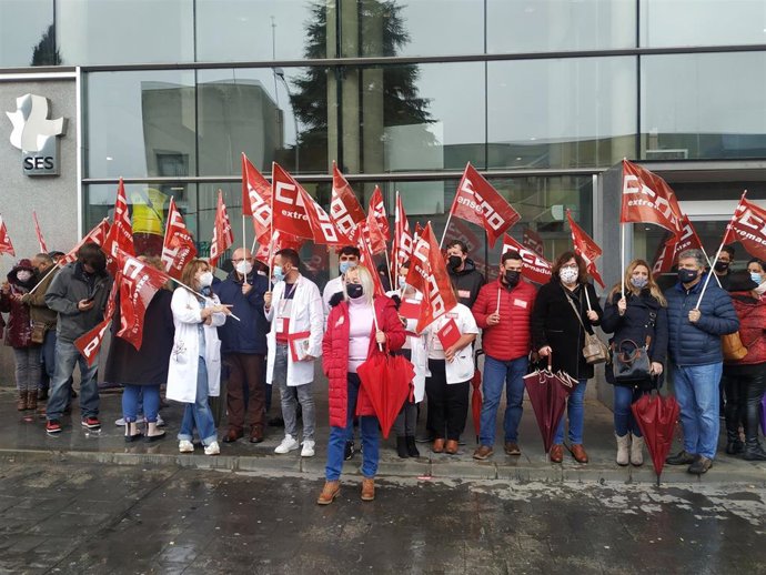 La secretaria regional de CCOO en Extremadura, Encarna Chacón, participa en la protesta contra la escalada de precios en una concentración en Cáceres a las puertas del Hospital San Pedro de Alcántara