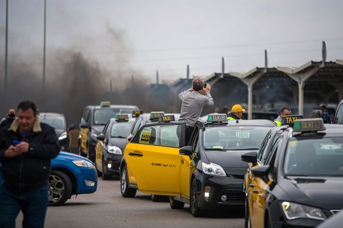 Diversos taxis en la marxa lenta 