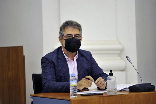 El secretario general de Economía y Comercio, Antonio Ruiz Romero, interviene en la Comisión de Economía en la Asamblea