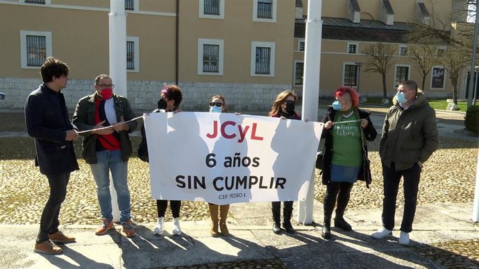 Familias de alumnos con necesidades especiales en el medio rural se concentran a la puerta de la Consejería de Educación.
