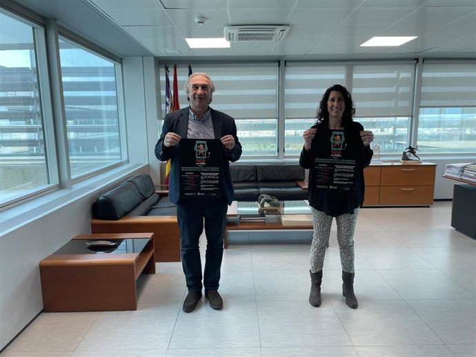 El conseller de Educación y Formación Profesional, Martí March, y la directora general de Primera Infancia, Innovación y Comunidad Educativa, Amanda Fernández, presentan la campaña 'Cero pantallas de 0 a 3'.