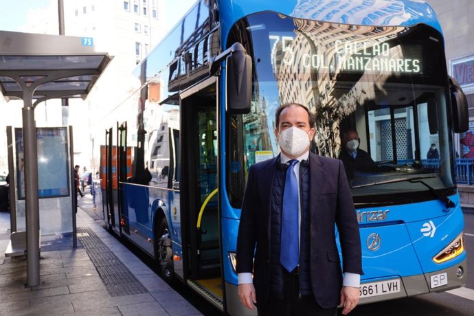Archivo - El delegado de Medio Ambiente y Movilidad, Borja Carabante, acompañado del director gerente de la EMT, Alfonso Sánchez, prueba los autobuses eléctricos que empiezan a prestar servicio en la línea 75.