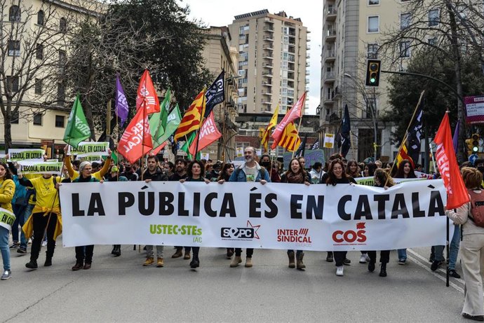 Manifestación en Girona contra la sentencia del Tribunal Superior de Justicia de Catalunya (TSJC) que fija un 25% de castellano en la educación catalana
