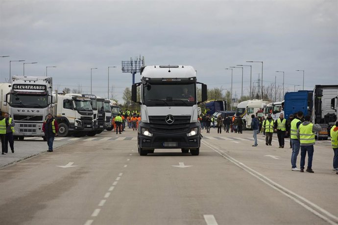 Los transportistas y varios camiones estacionados con motivo del paro del transporte.