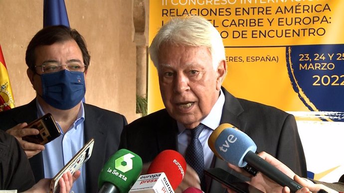 El expresidente del Gobierno Felipe González atiende a los medios en Guadalupe