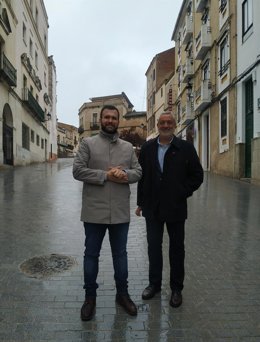 El alcalde de Cáceres, Luis Salaya, y el presidente de la Diputación de Cáceres, Carlos Carlos, visitan la obra de la Gran Vía, que comenzó hace cuatro meses y que ya ha concluido en tiempo y forma