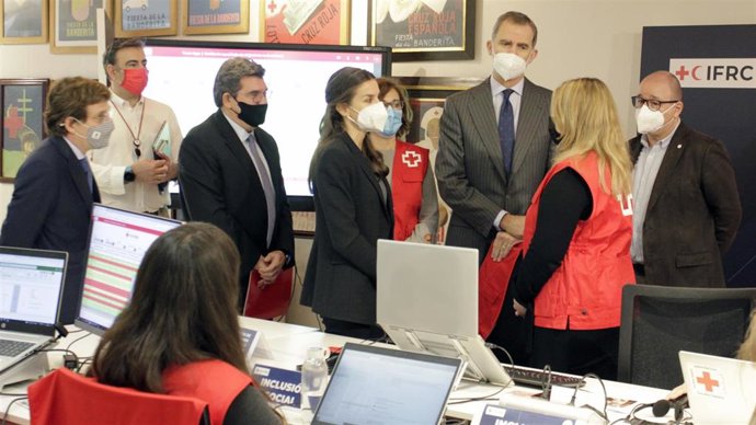 Visita de los Reyes a la Célula de 'Crisis Ucrania' de Cruz Roja Española.