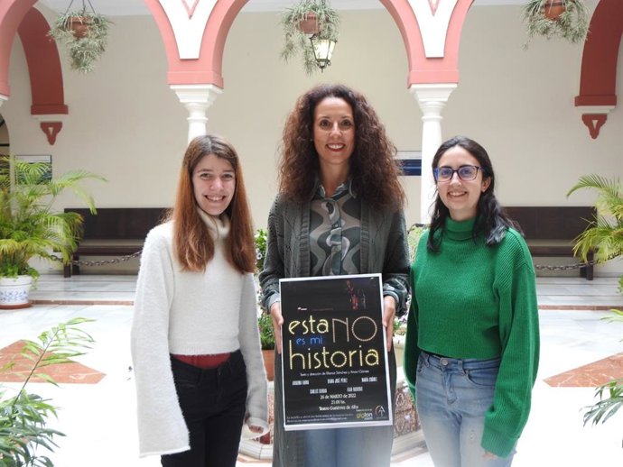 La delegada de Juventud del Ayuntamiento de Alcalá de Guadaíra, Rosa Carro (Cs), junto a las creadoras de la obra.