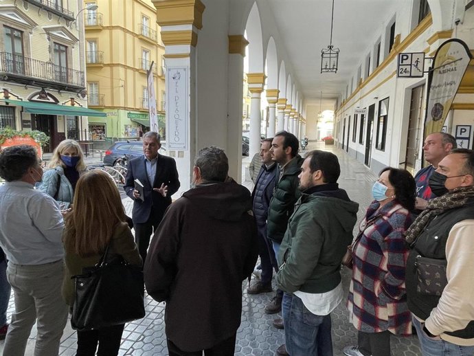 El candidato del PP a la Alcaldía de Sevilla, José Luis Sanz, se ha reunido con vecinos del Arenal.