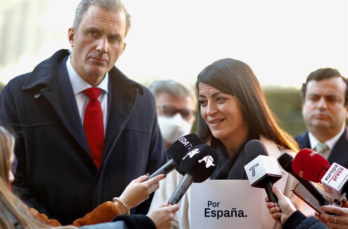 Archivo - El secretario general de Vox, Javier Ortega Smith (i), y la secretaria general del partido en el Congreso, Macarena Olona (d), atienden a los medios tras presentar un recurso de inconstitucionalidad, a las puertas del Tribunal Constitucional