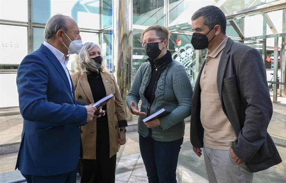 El consejero de Turismo, Javier López Marcano, presenta la guía para Lituania 'Los 4 caminos hacia el árbol de la vida. Caminos lebaniegos', junto a su autora, Jurate Miceviciute, y la cónsul de Lituania en Cantabria, Ana Belén Gutiérrez.