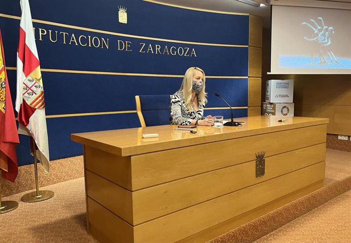 La diputada delegada de Cultura, Ros Cihuelo, durante la presentacion del programa de premios artísticos.