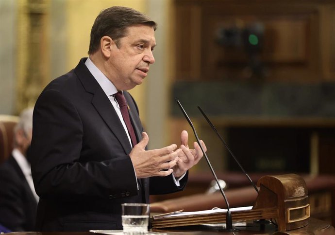 El ministro de Agricultura, Luis Planas, interviene en una sesión plenaria en el Congreso de los Diputados, a 23 de marzo de 2022, en Madrid (España).  