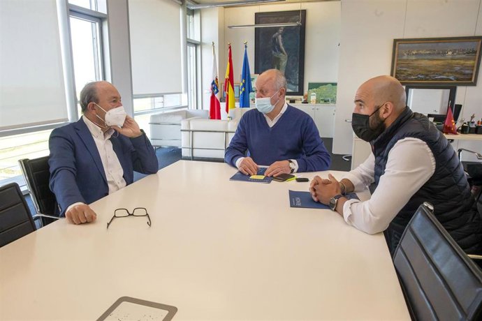 El Consejero De Industria, Turismo, Innovación, Transporte Y Comercio, Javier López Marcano, Recibe Al Alcalde De Reinosa, José Emilio Barrio.