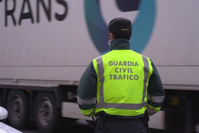 Un agente de la Guardia Civil vigila la marcha lenta de camiones 