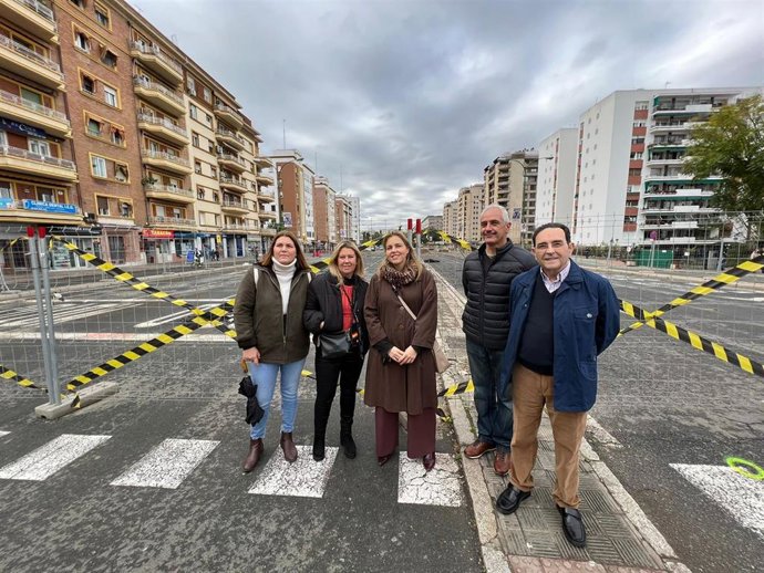 La portavoz municipal de Vox, Cristina Peléz, acompañada por coordinadores de distrito y vecinos, visita las obras de ampliación del tranvía a Nervión.