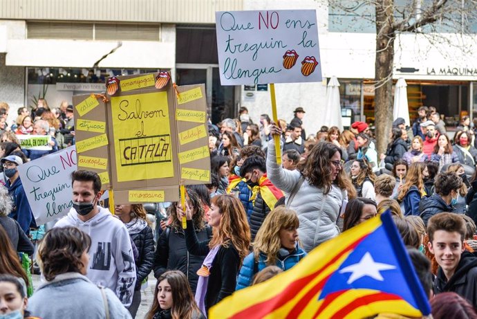 Manifestación de este miércoles en Girona para reivindicar la inmersión lingüística.