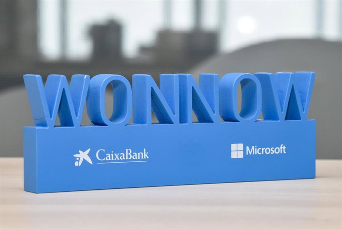Archivo - Galardón de los Premios Wonnow de CaixaBank y Microsoft.