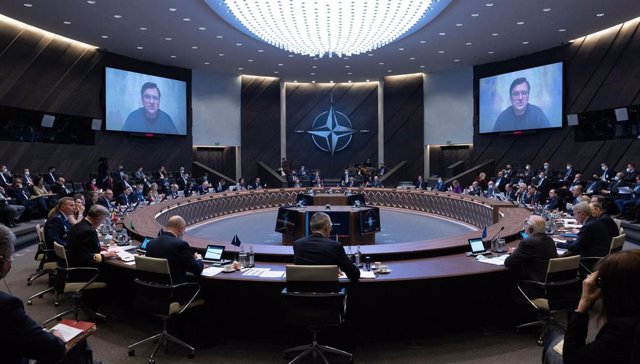 Vista general de una reunión de los ministro de Exteriores de la OTAN durante una intervención del ministro de Exteriores de Ucrania, Dimitro Kuleba. 