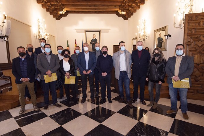 El presidente de la Diputación de Cáceres, Carlos Carlos, con los alcaldes que tienen alguna fiesta de interés turístico, tras la firma de convenios para promocionar estos festejos con una ayuda provincial