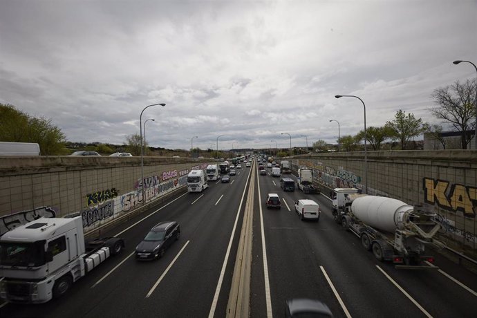 Varios camiones en una marcha por la M-40