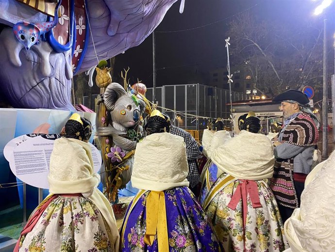 Falleros ante la Falla Municipal 2022