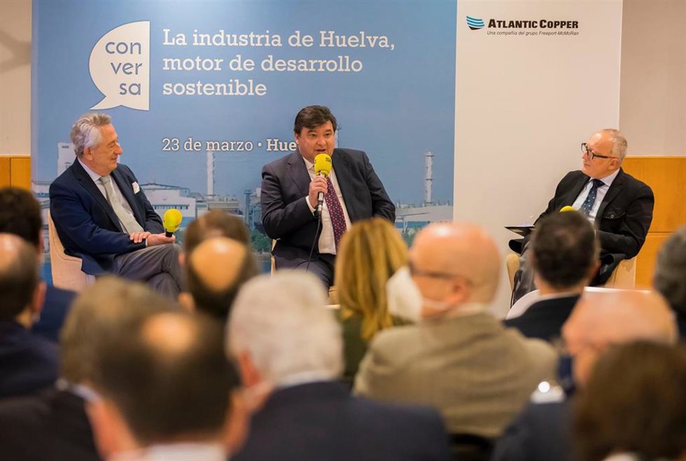 El consejero delegado de Atlantic Copper, Javier Targhetta, y el alcalde de Huelva, Gabriel Cruz, han participado en el coloquio 'La industria de Huelva, motor de desarrollo sostenible', organizado por la Cadena Ser.