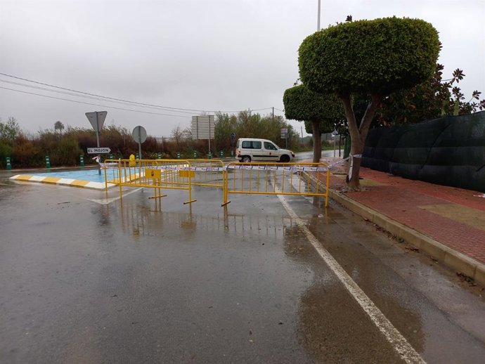 Imagen del corte de tráfico de la carretera del Mojón, en San Pedro del Pinatar.
