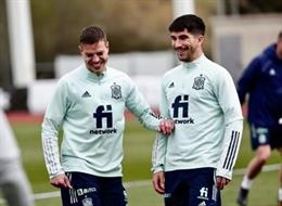 César Azpilicueta y Carlos Soler en el entrenamiento de este miércoles con la selección española de fútbol en Las Rozas (Madrid).