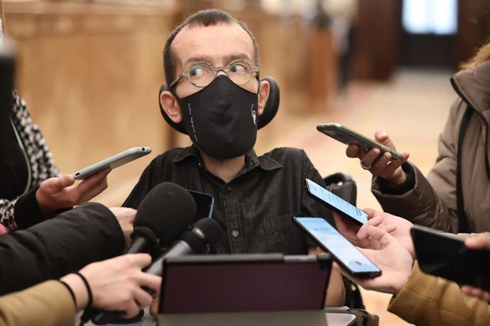El portavoz de Unidas Podemos en el Congreso, Pablo Echenique, responde a los medios a su llegada a una sesión plenaria, en el Congreso de los Diputados, a 23 de marzo de 2022, en Madrid (España). 