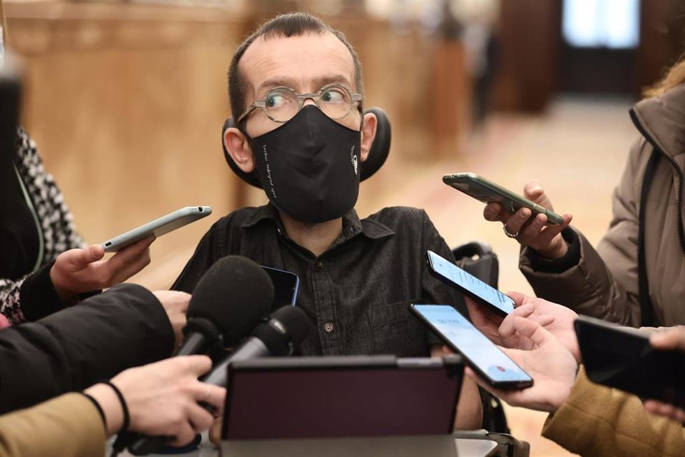 El portavoz de Unidas Podemos en el Congreso, Pablo Echenique, responde a los medios a su llegada a una sesión plenaria, en el Congreso de los Diputados, a 23 de marzo de 2022, en Madrid (España).
