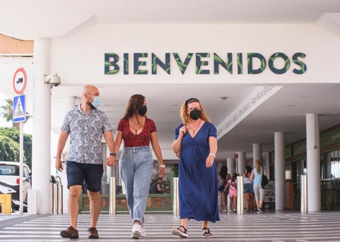 Bahía Sur apagará el 50% de su alumbrado interior y exterior desde las 20,30 hasta las 21,30 horas del sábado, lo que afectará al tótem de entrada, los rótulos del centro y a parte del aparcamiento y galería comercial.