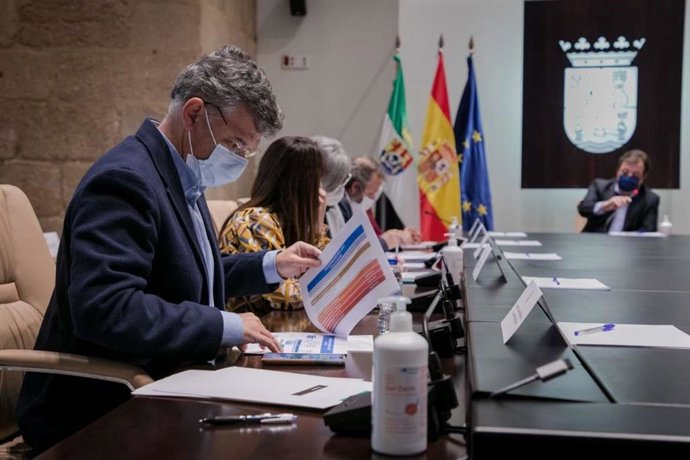 El portavoz de la Junta, Juan Antonio González, en primer plano, durante la reunión del Consejo de Gobierno.