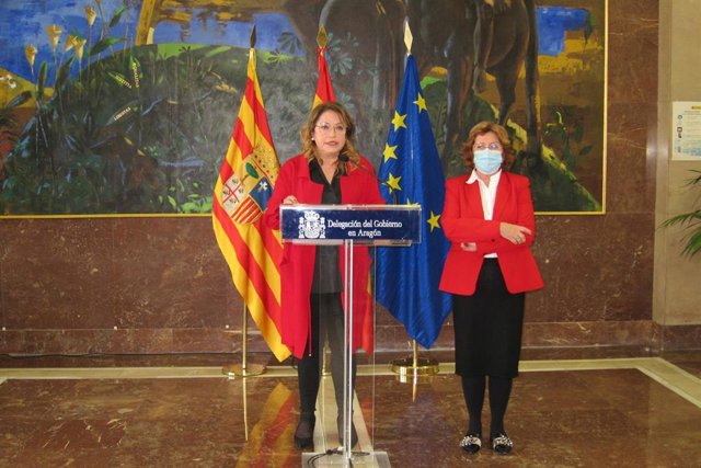La delegada del Gobierno de España en Aragón, Rosa Serrano, y la consejera de Ciudadanía y Derechos Sociales del Ejecutivo autonómico, María Victoria Broto.