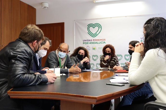Imagen de la reunión de este miércoles de Unidas Podemos con el delegado del Frente Polisario en Andalucía, Mohamed Zrug.