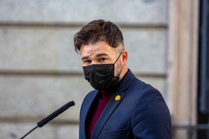 Archivo - El portavoz parlamentario de ERC, Gabriel Rufián, se dirige a los medios en el patio del Congreso de los Diputados, en Madrid (España), a 16 de marzo de 2021. El Pleno del Congreso mantiene este jueves el último debate de la Proposición de Ley