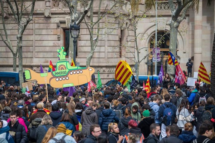 Manifestantes contra la sentencia que fija el 25% de castellano en las aulas ante la sede del Tribunal Superior de Justicia de Catalunya (TSJC) en Barcelona.