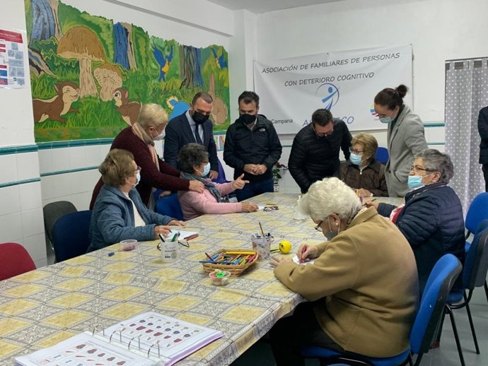 El delegado territorial de Regeneración, Justicia y Administración Local en Sevilla, Javier Millán, con el alcalde de La Campana, Manuel Fernández Oviedo, en la Casa de la Cultura.