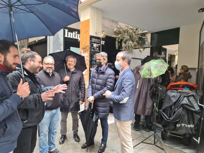 Imagen de la visita del consejero de Economía, Hacienda y Administración Digital, Luis Alberto Marín, al rodaje de la película Últimas voluntades