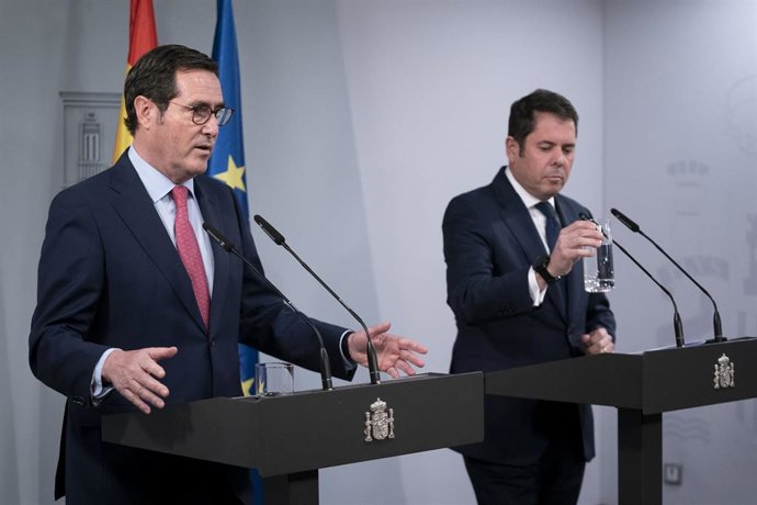 El presidente de la CEOE, Antonio Garamendi (izda), y el presidente de Cepyme y vicepresidente de la CEOE, Gerardo Cuerva (dcha)