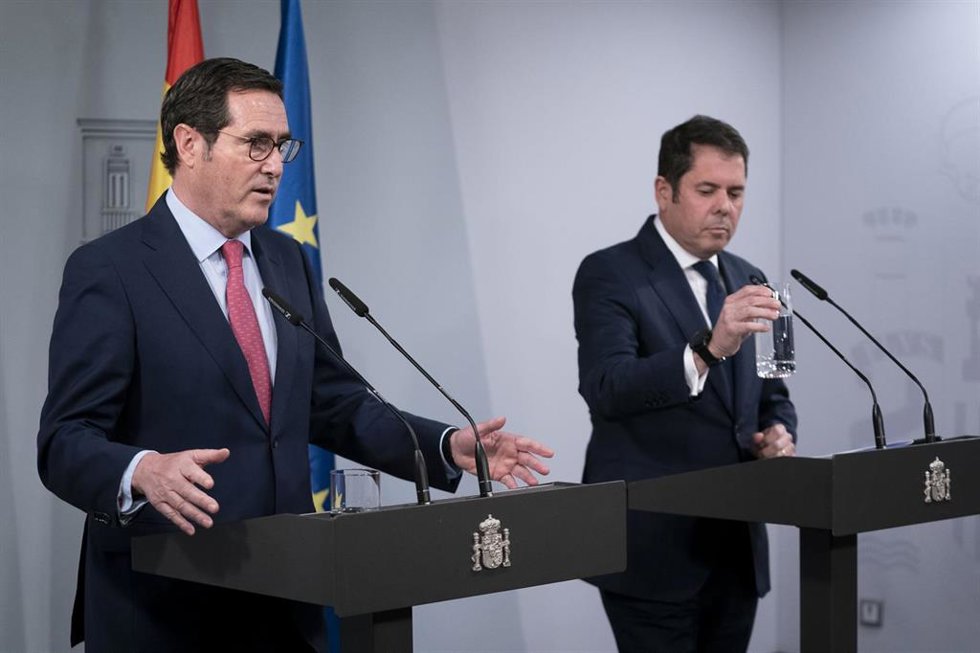 El presidente de la CEOE, Antonio Garamendi (izda), y el presidente de Cepyme y vicepresidente de la CEOE, Gerardo Cuerva (dcha)