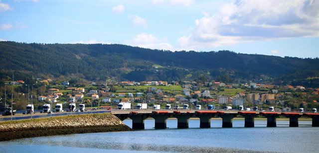 Vista general de la marcha de transportistas durante el décimo día de paro nacional de transportistas, a 23 de marzo de 2022, en Ferrol, A Coruña, Galicia (España). La movilización de los transportistas ha partido del Polígono Industrial de Río do Pozo y 