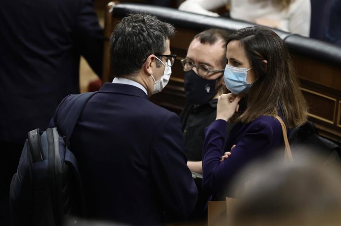 (I-D) El ministro de la Presidencia, Félix Bolaños; el portavoz de Unidas Podemos en el Congreso, Pablo Echenique; y la secretaria general de Podemos y ministra de Derechos Sociales, Ione Belarra, conversan en una sesión plenaria en el Congreso