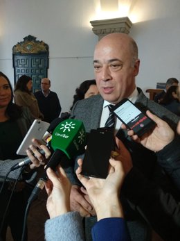 Archivo - Antonio Ruiz atiende a los periodistas en una imagen de archivo.