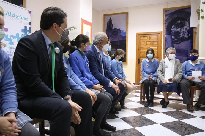 El alcalde, José María Bellido, y el presidente de la Asociación 'San Rafael' de Alzheimer y Otras Demencias de Córdoba, Rafael Luque, con Sor María Luisa y alumnos del colegio La Milagrosa.