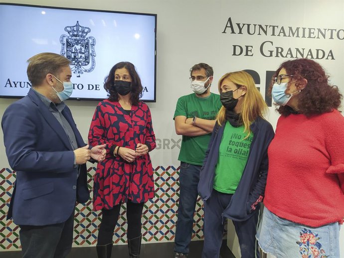 El concejal de Educación de Granada, Jacobo Calvo, a la izquierda en la imagen, con miembros de la comunidad educativa del colegio Gómez Moreno