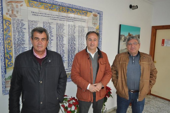 Pimentel (centro), durante su visita a Fuente Carreteros.