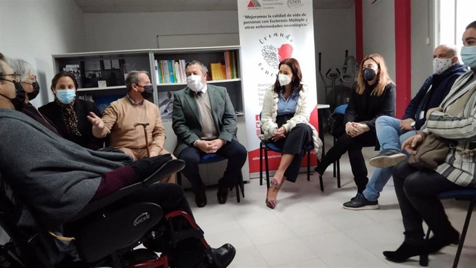 María Ángeles Muriel, coordinadora de Cs en Huelva, junto al resto de miembros del comité provincial, en la reunión con el presidente de Ademo, Enrique Andivia.